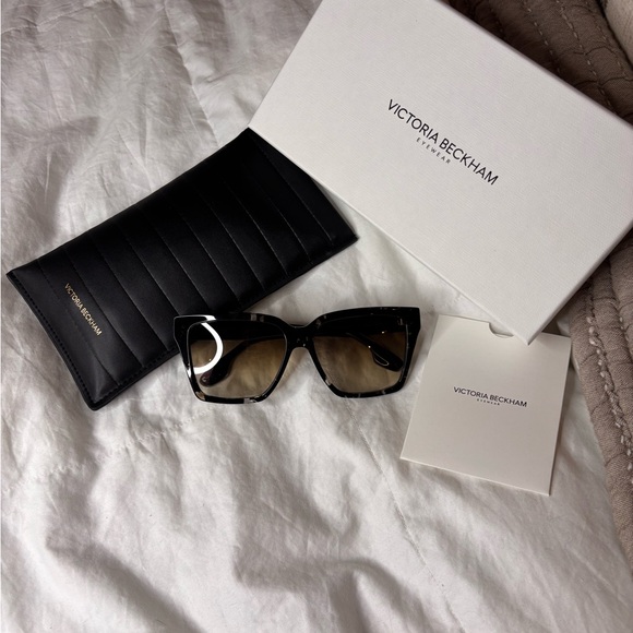 Victoria Beckham Accessories - 🌟FLASH SALE NO OFFERS Victoria Beckham Tortoiseshell Sunglasses